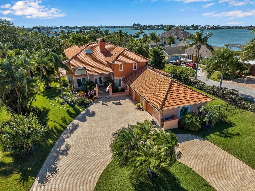 2330 KINGS POINT DR LARGO, FL 33774