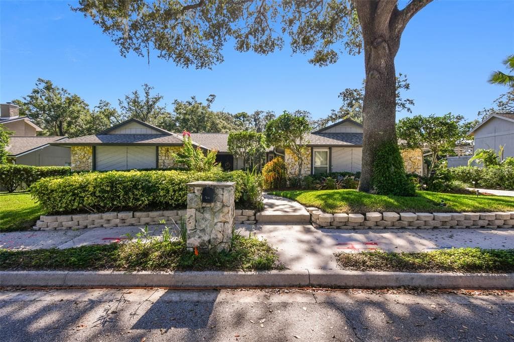 674 GREYWOOD DRIVE ALTAMONTE SPRINGS, FL 32701