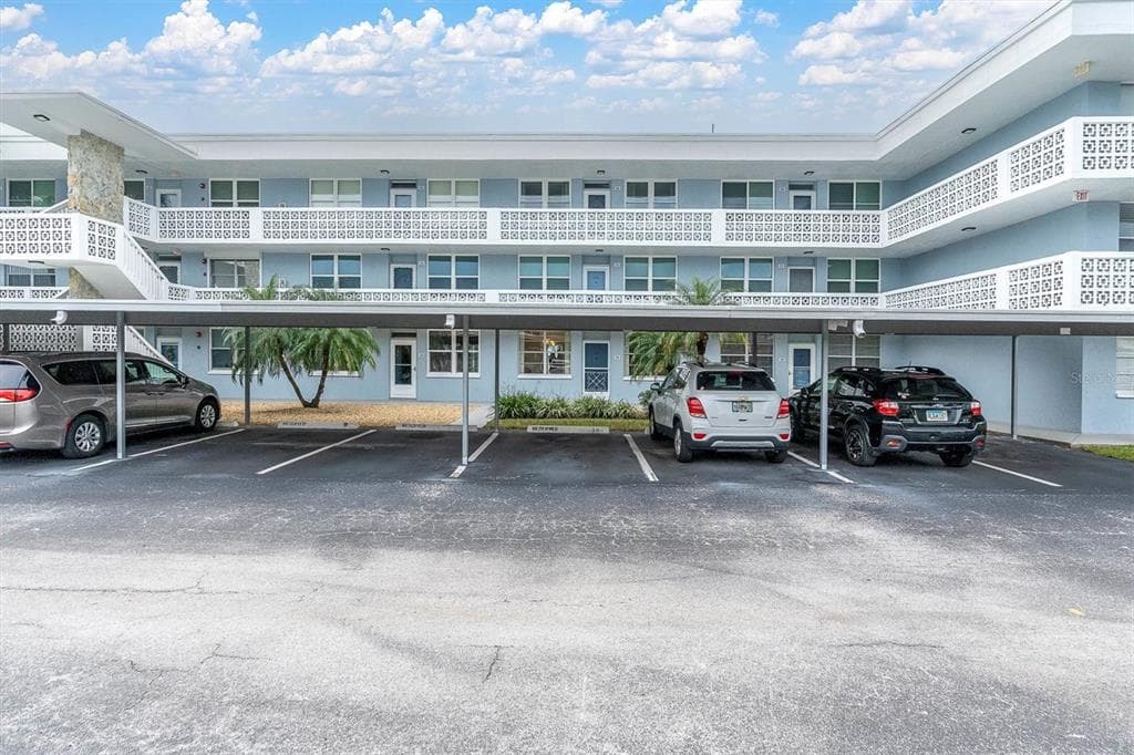 4895 BAY STREET NE UNIT 104 ST PETERSBURG, FL 33703