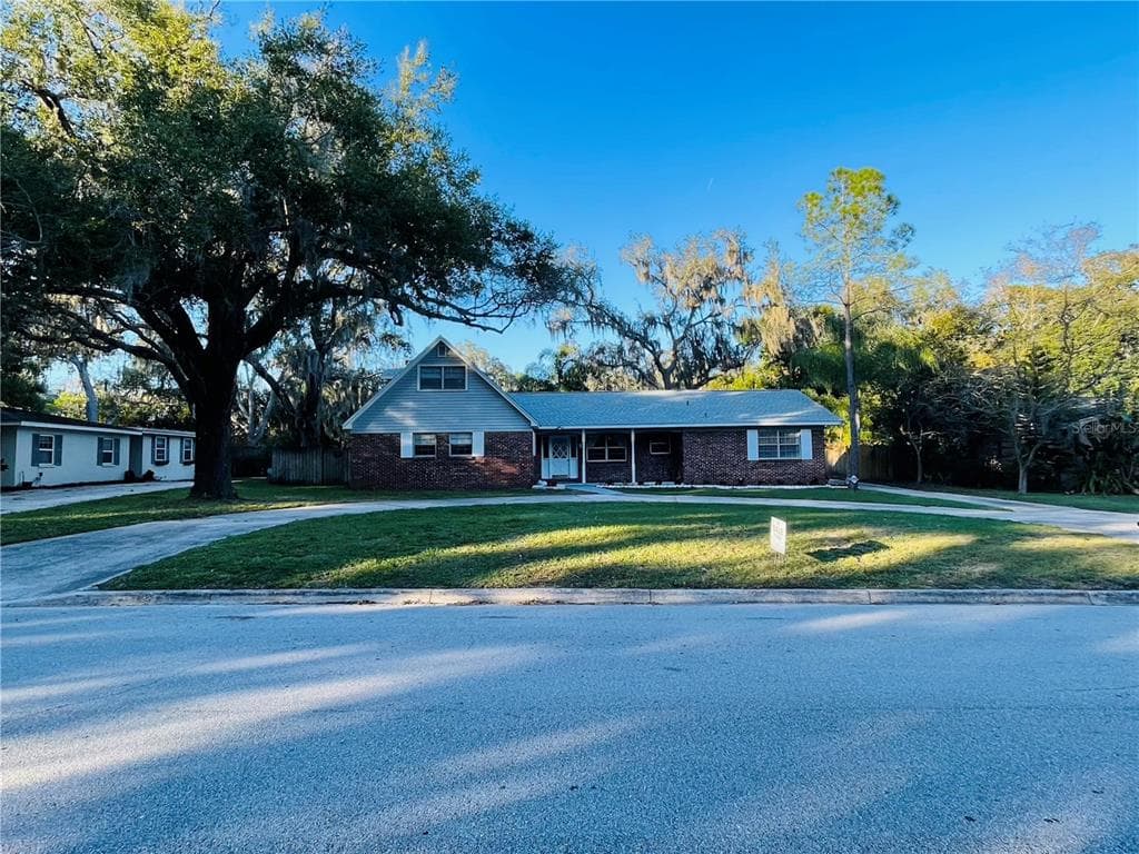 608 HALLIEWOOD AVENUE TEMPLE TERRACE, FL 33617