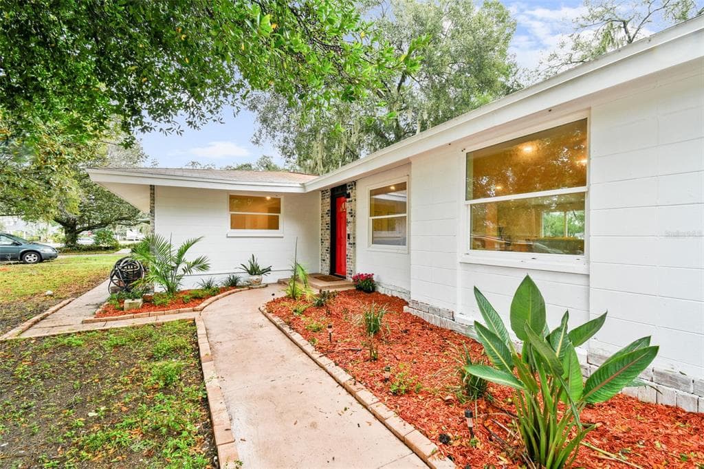 909 EASTWOOD DRIVE BRANDON, FL 33511