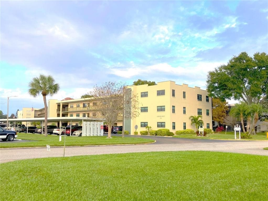 7951 58TH AVENUE N UNIT 305 ST PETERSBURG, FL 33709