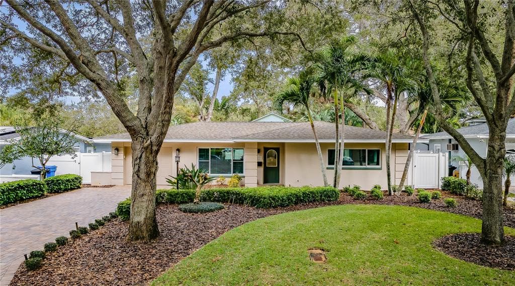 8237 YARDLEY AVENUE N ST PETERSBURG, FL 33710