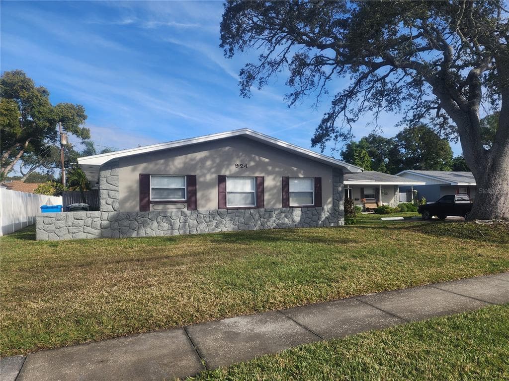 924 SAN CHRISTOPHER DRIVE DUNEDIN, FL 34698