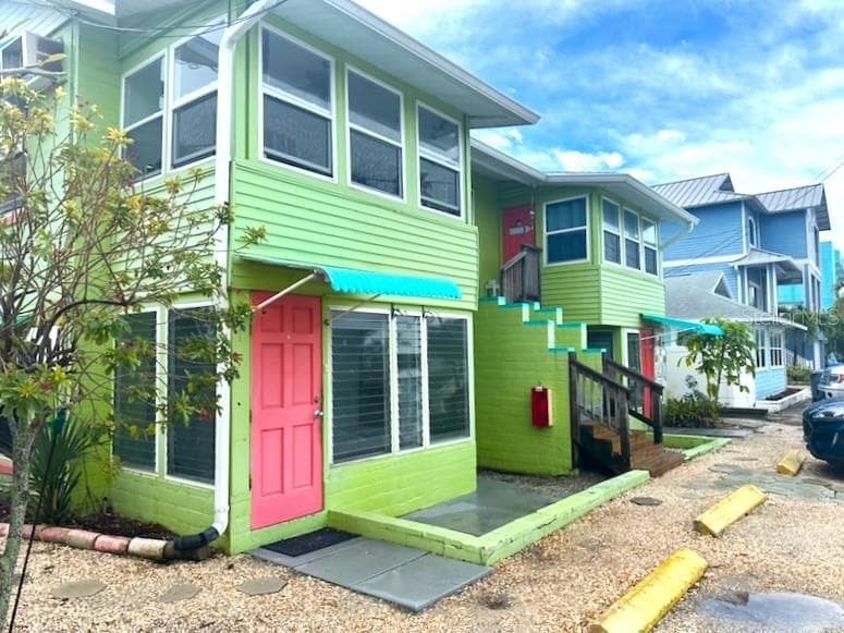 61 81ST AVENUE UNIT 2 TREASURE ISLAND, FL 33706