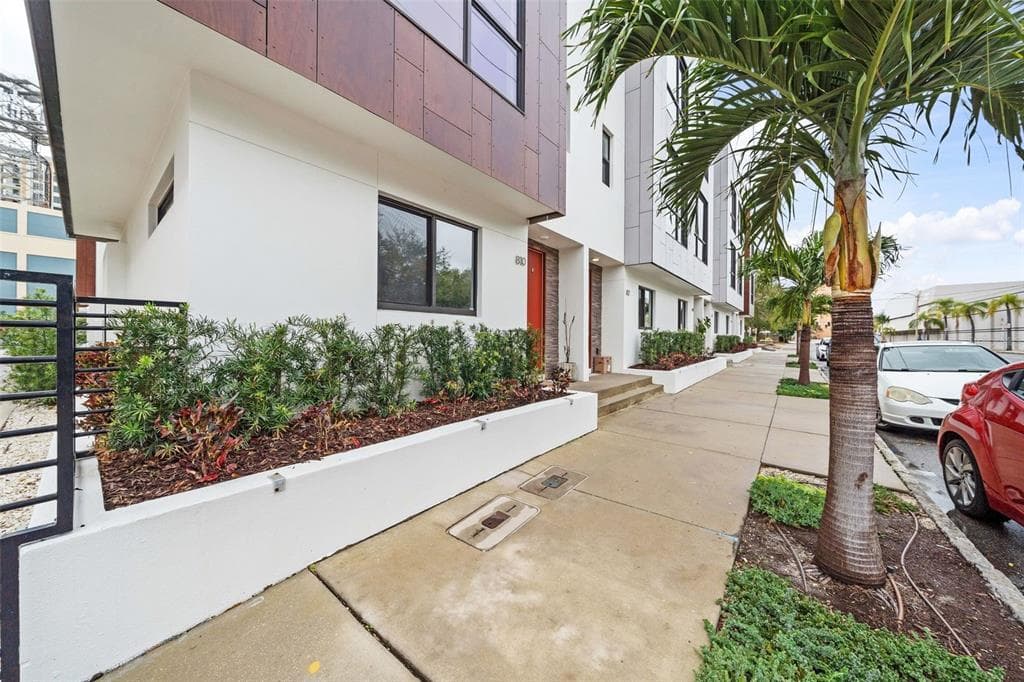 810 2ND AVENUE N ST PETERSBURG, FL 33701