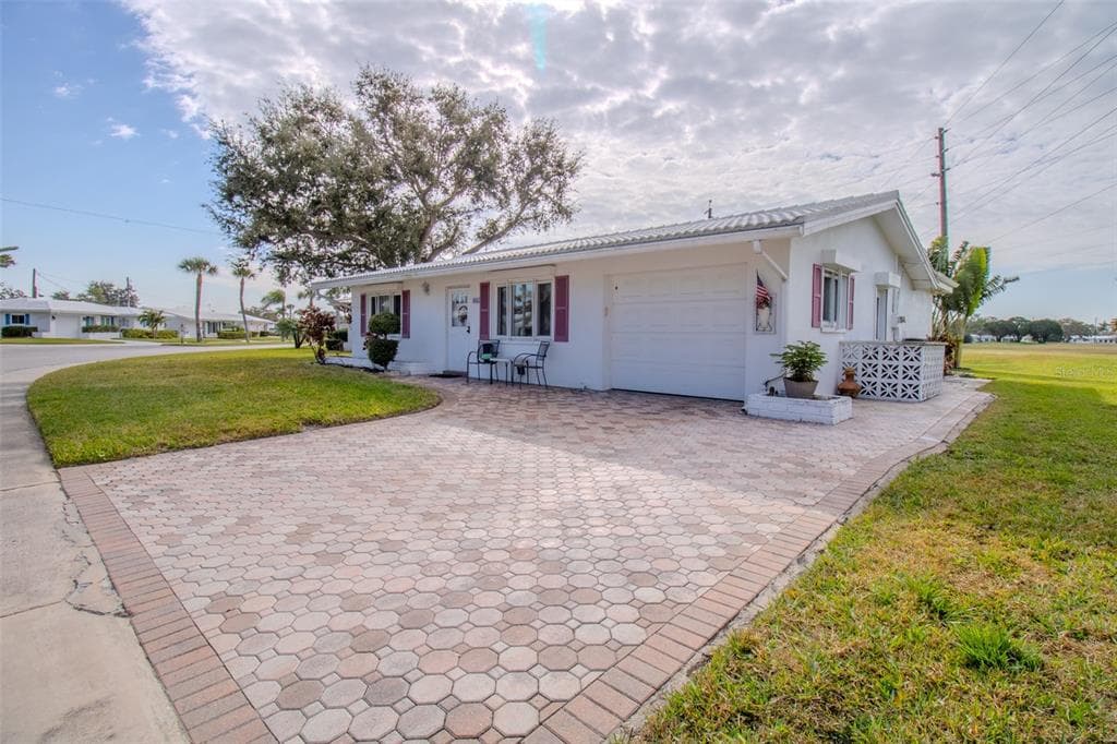 4052 MAINLANDS BOULEVARD N PINELLAS PARK, FL 33782