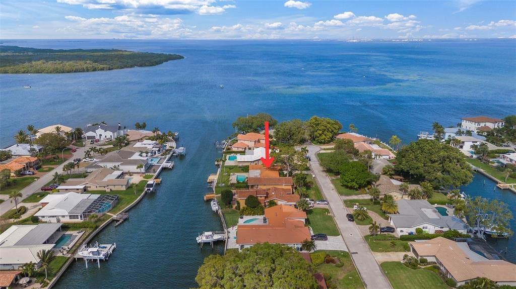 2073 IOWA AVENUE NE ST PETERSBURG, FL 33703