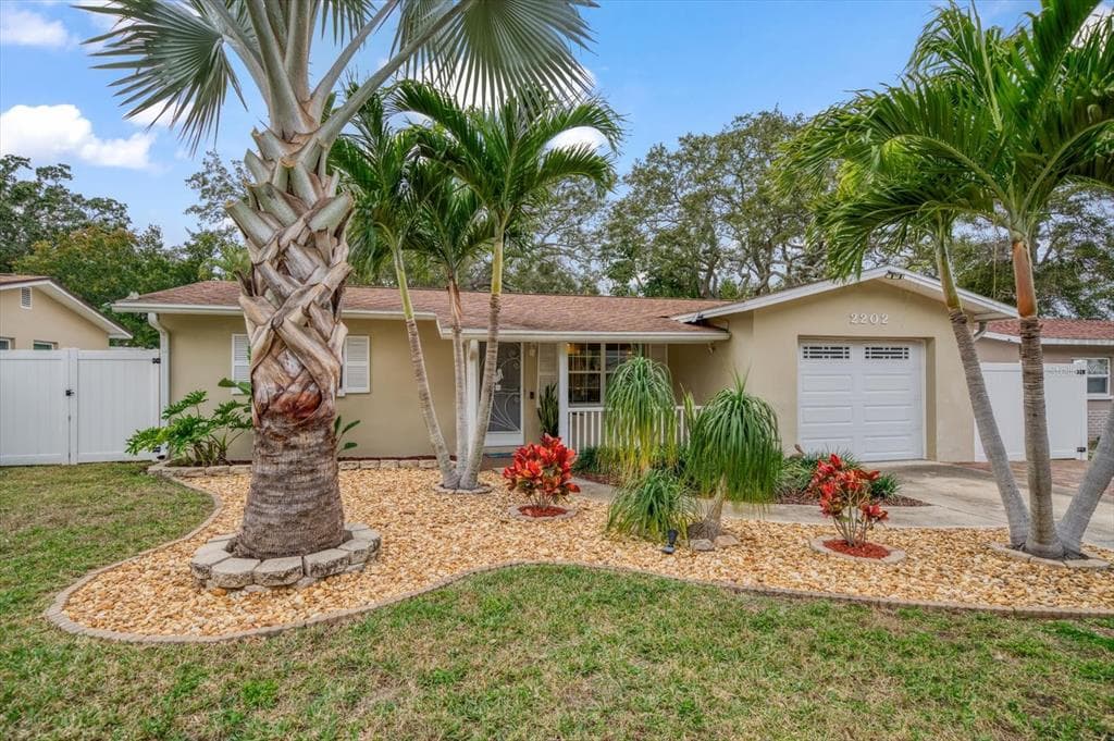 2202 LAUREN DRIVE LARGO, FL 33774