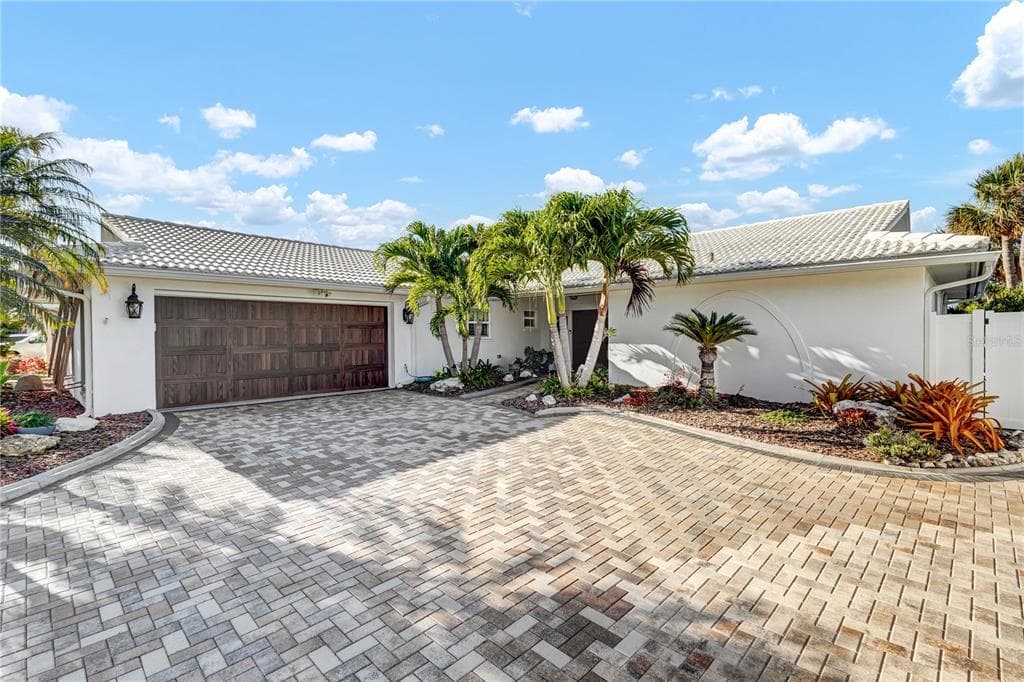 3219 SEAWAY DRIVE