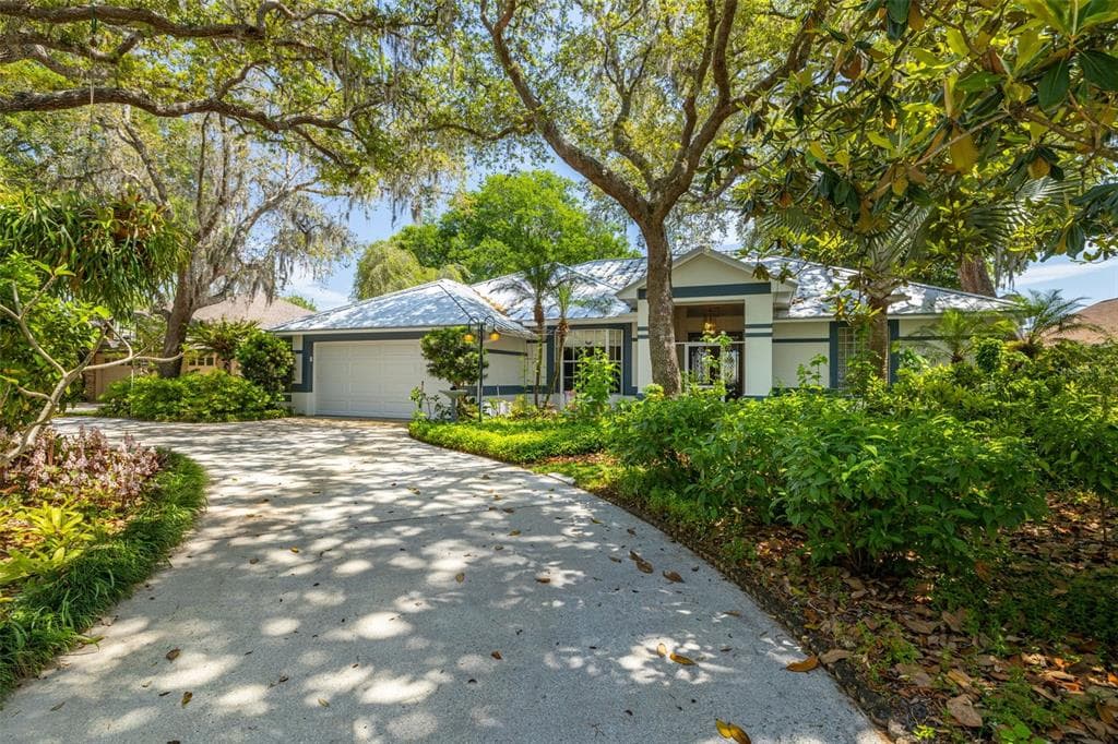 23733 OAKSIDE BOULEVARD LUTZ, FL 33559