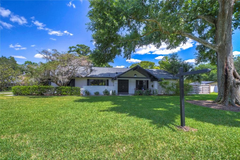 2212 GREENHILLS DRIVE VALRICO, FL 33596