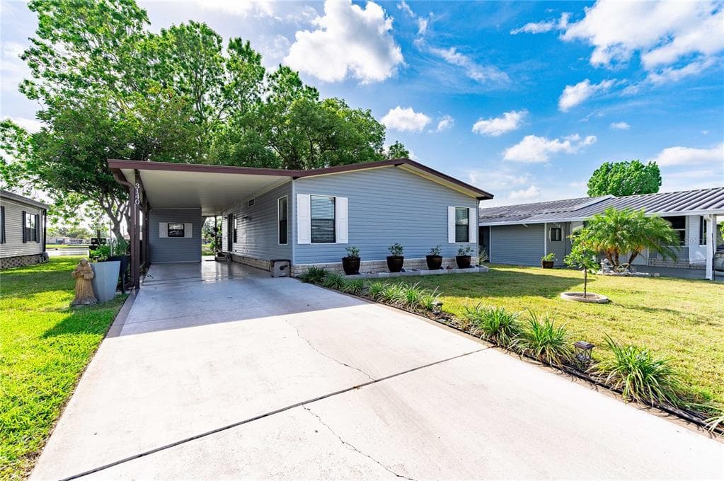 3140 HIDDEN LAKE WESLEY CHAPEL, FL 33543