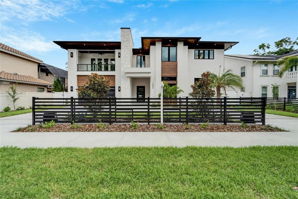 1004 S LOIS AVENUE TAMPA, FL 33629
