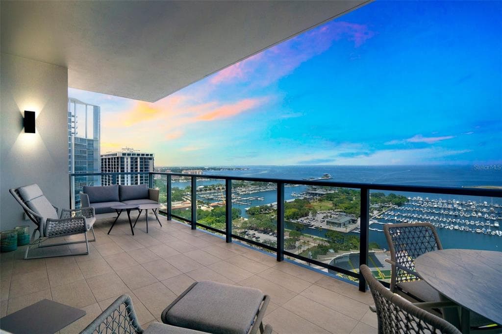 301 1ST STREET S UNIT 2402 ST PETERSBURG, FL 33701