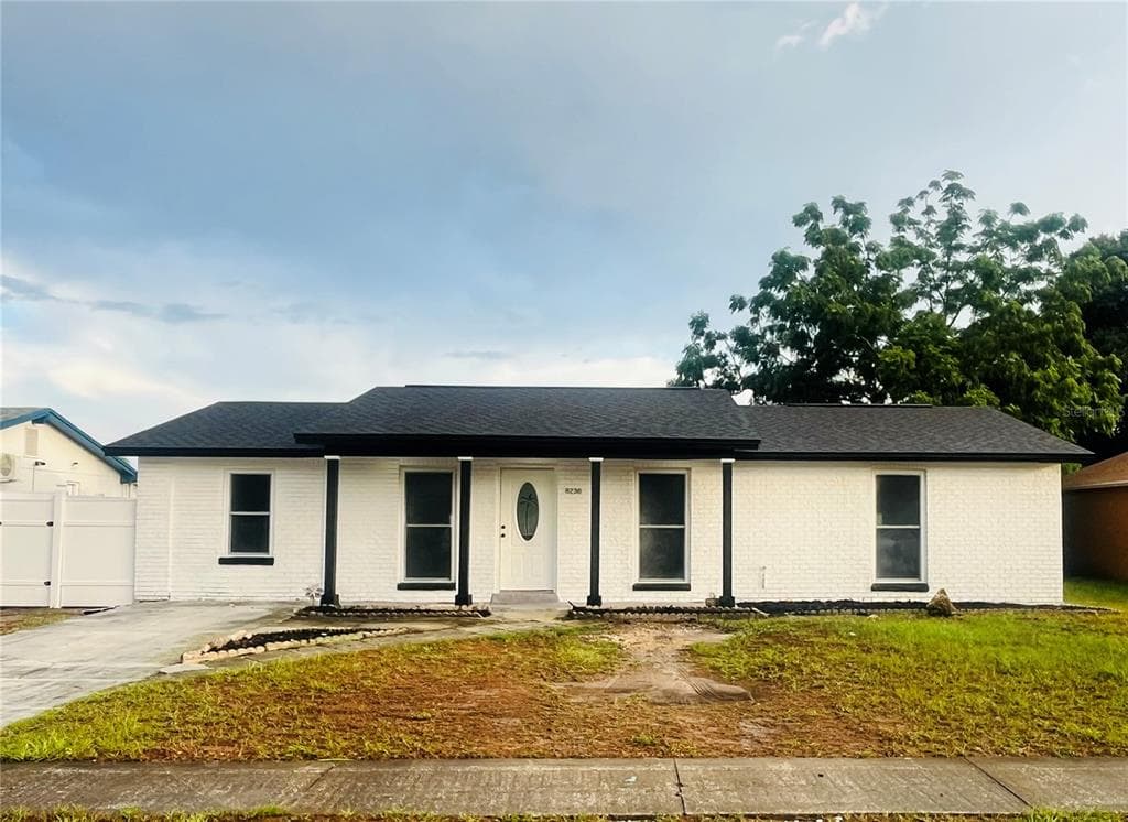 8236 GREENLEAF CIRCLE TAMPA, FL 33615