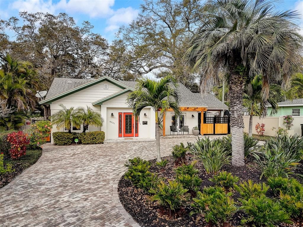 8221 26TH AVENUE N ST PETERSBURG, FL 33710