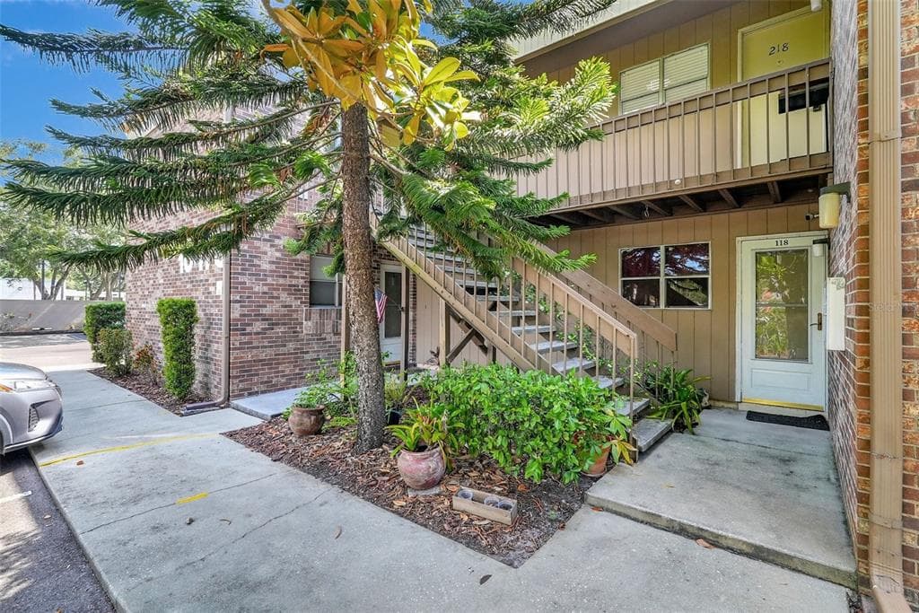 10475 CARROLLBROOK  CIRCLE UNIT 219 TAMPA, FL 33618