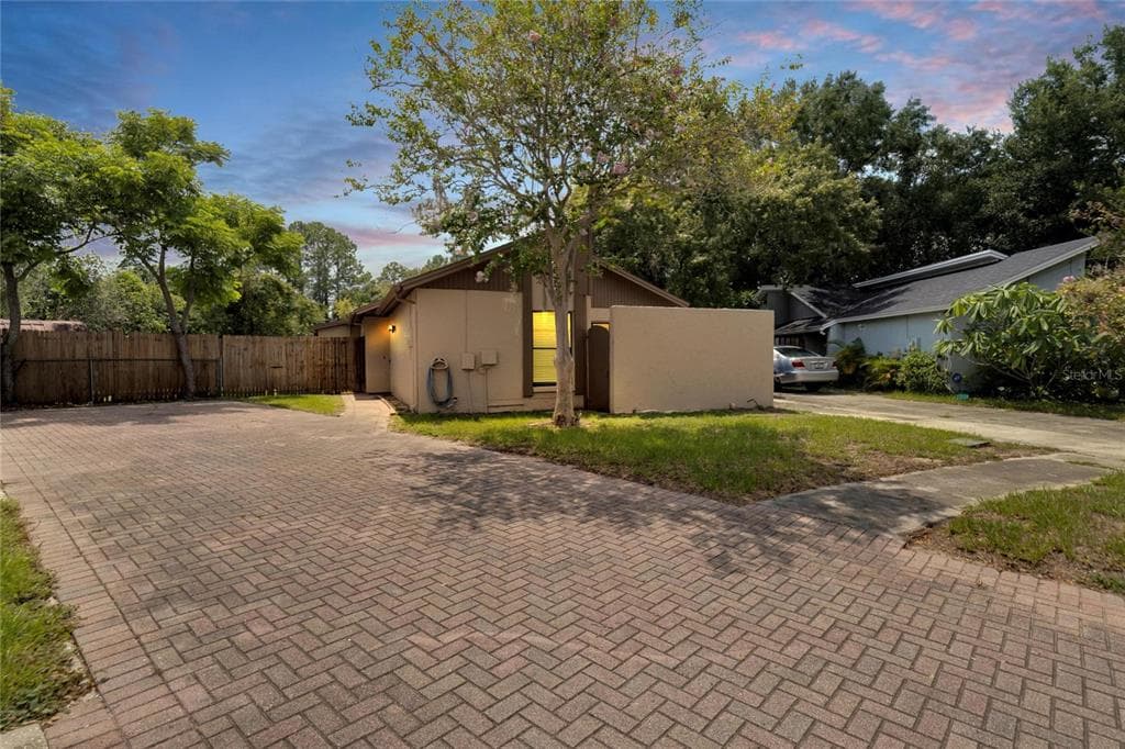 2022 GREGORY DRIVE TAMPA, FL 33613