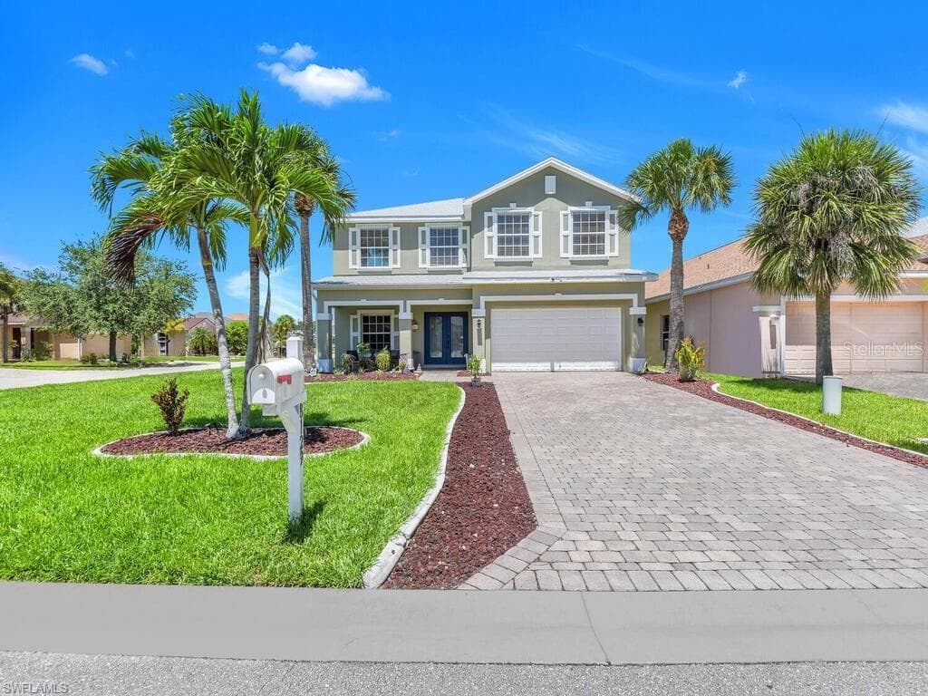 8129 SILVER BIRCH WAY LEHIGH ACRES, FL 33971