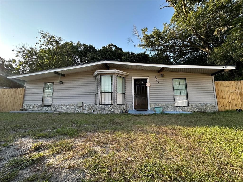 7405 ALBANY DRIVE TAMPA, FL 33625
