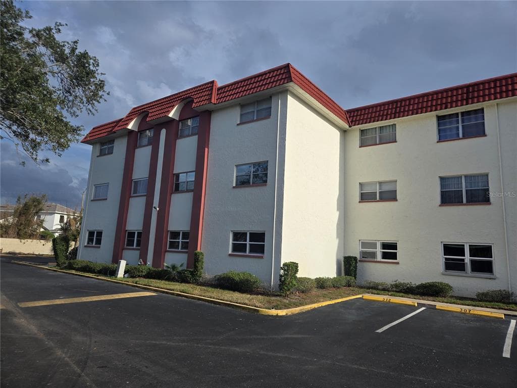 1860 MASSACHUSETTS AVENUE NE UNIT 103 ST PETERSBURG, FL 33703