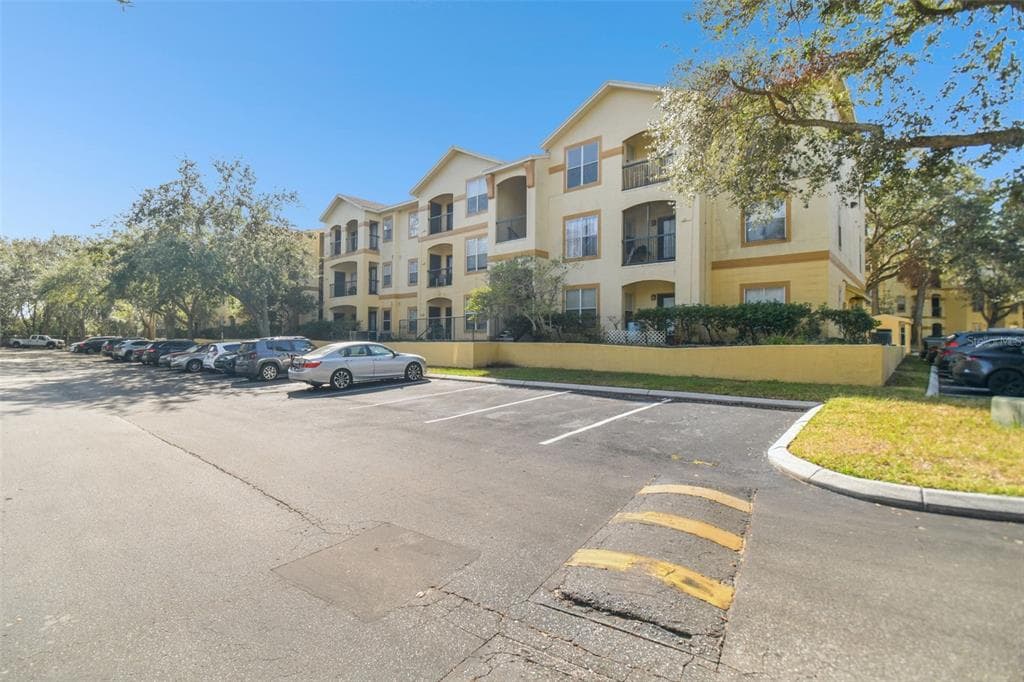 5612 PINNACLE HEIGHTS CIRCLE UNIT 304 TAMPA, FL 33624