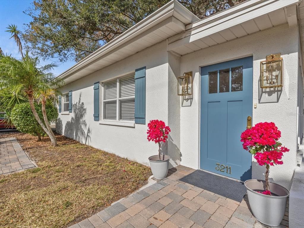 3211 W OAKELLAR AVENUE TAMPA, FL 33611