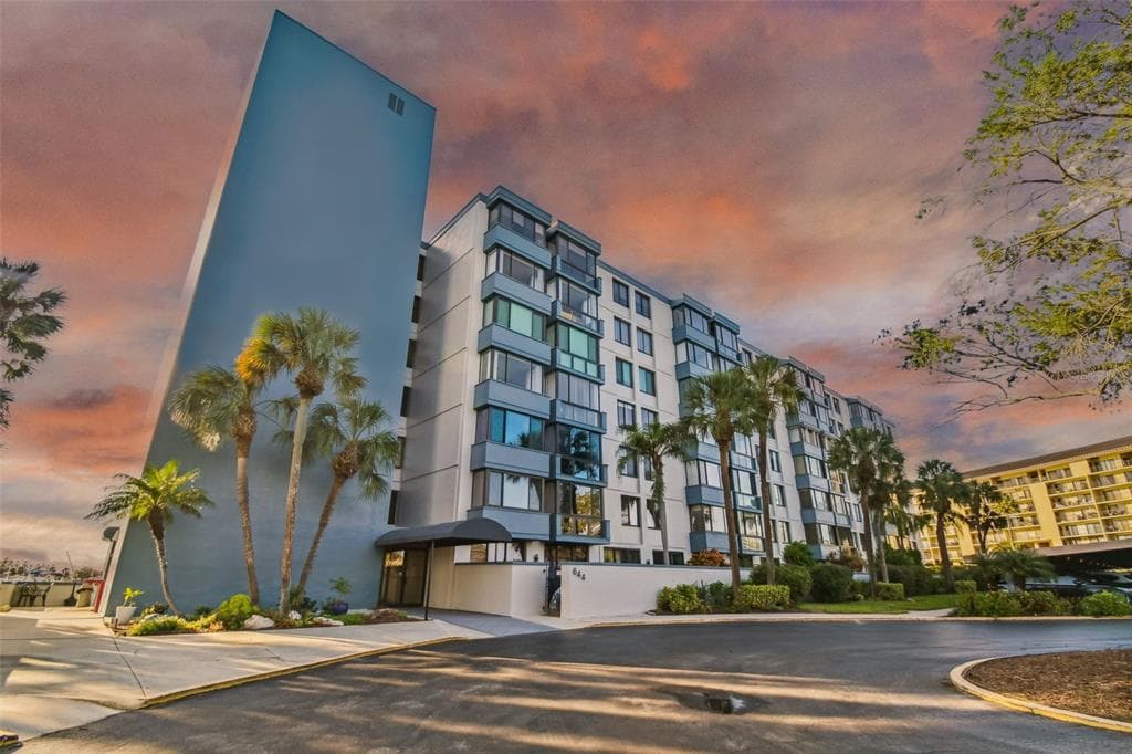 644 ISLAND WAY UNIT 206 CLEARWATER BEACH, FL 33767