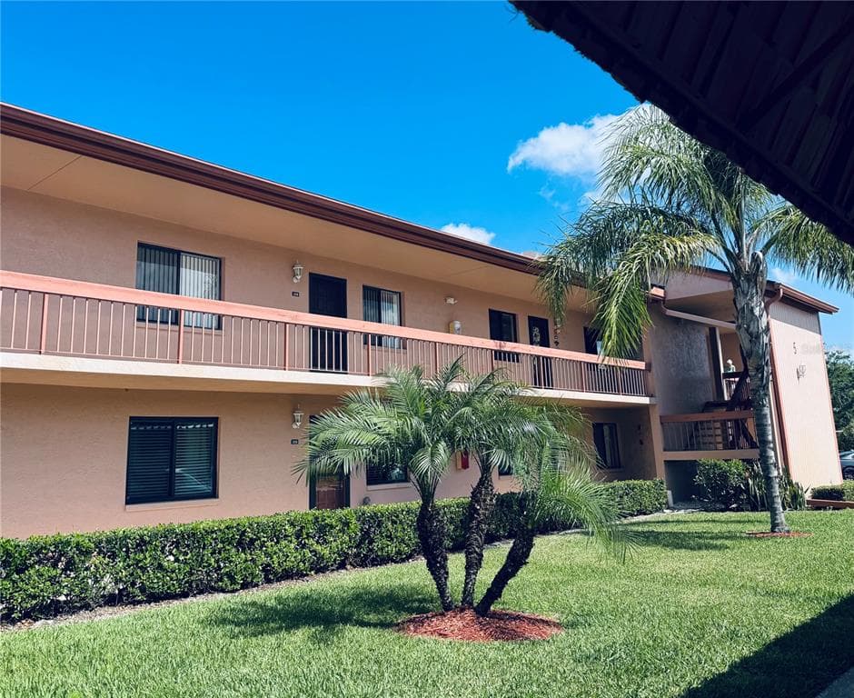 106 LAKESIDE COURT OLDSMAR, FL 34677