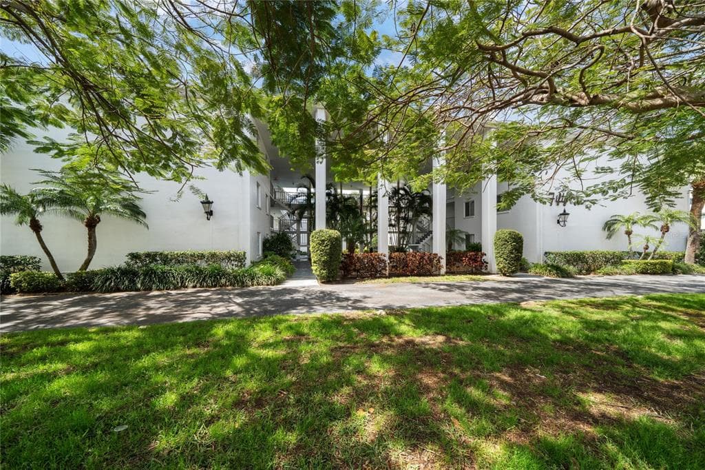 50 HARBOR VIEW LANE UNIT 24 BELLEAIR BLUFFS, FL 33770