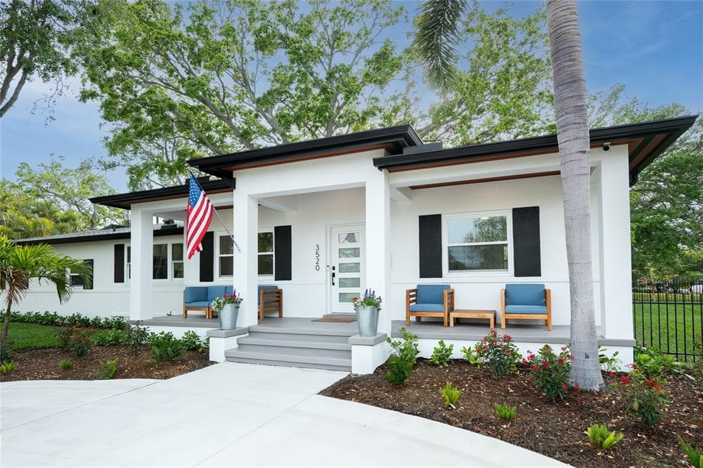 3520 POPLAR STREET NE ST PETERSBURG, FL 33704