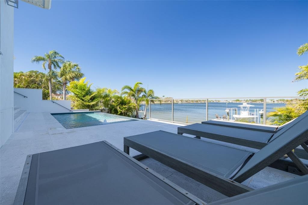 3418 OVERLOOK DRIVE NE ST PETERSBURG, FL 33703