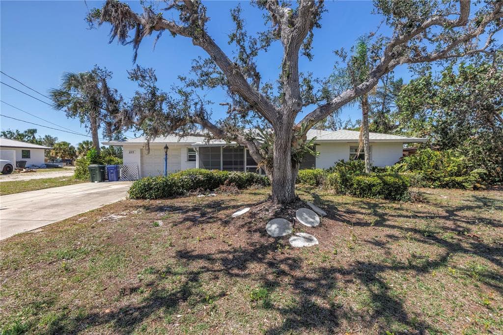 823 BAYSHORE ROAD NOKOMIS, FL 34275