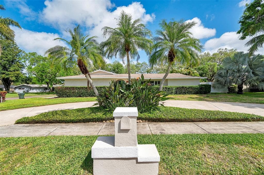 2216 EL DE ORO DRIVE CLEARWATER, FL 33764