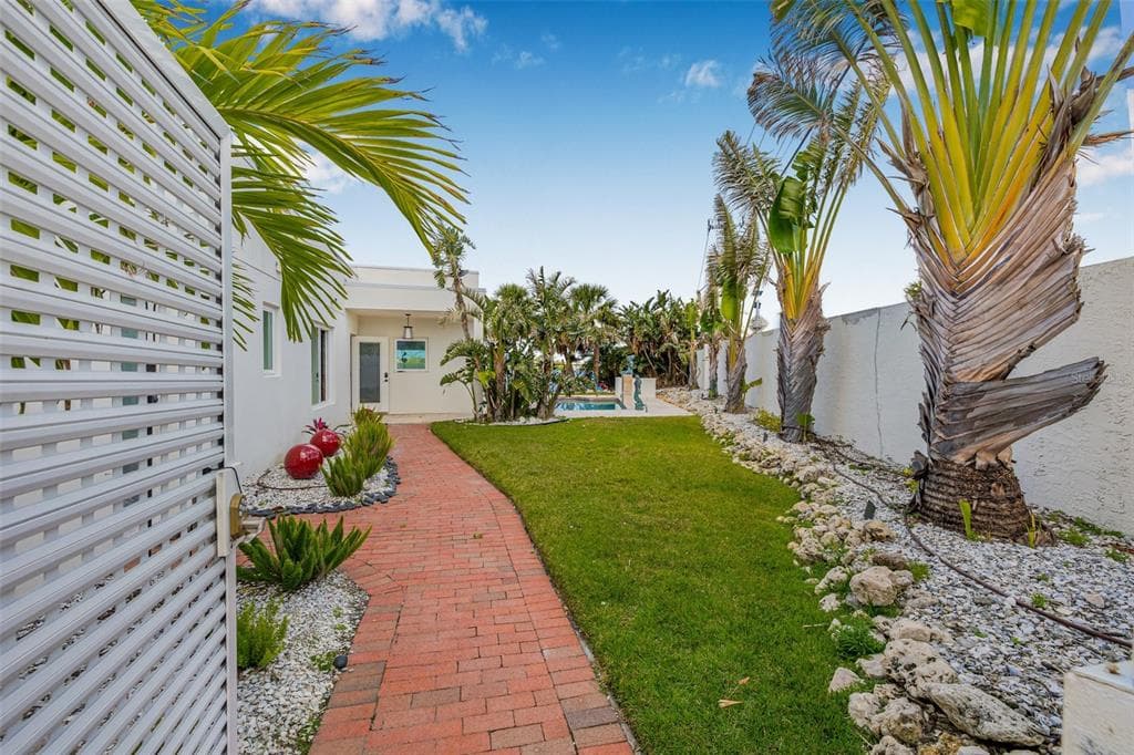 321 N BOULEVARD OF THE PRESIDENTS SARASOTA, FL 34236