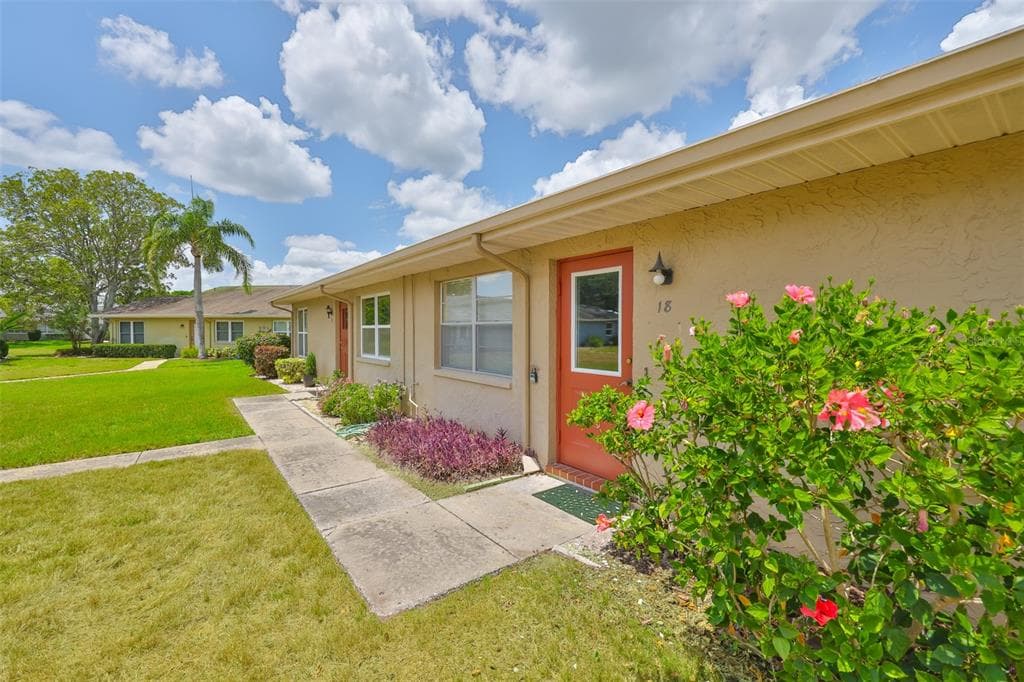 1904 CANTERBURY LANE UNIT 18 SUN CITY CENTER, FL 33573