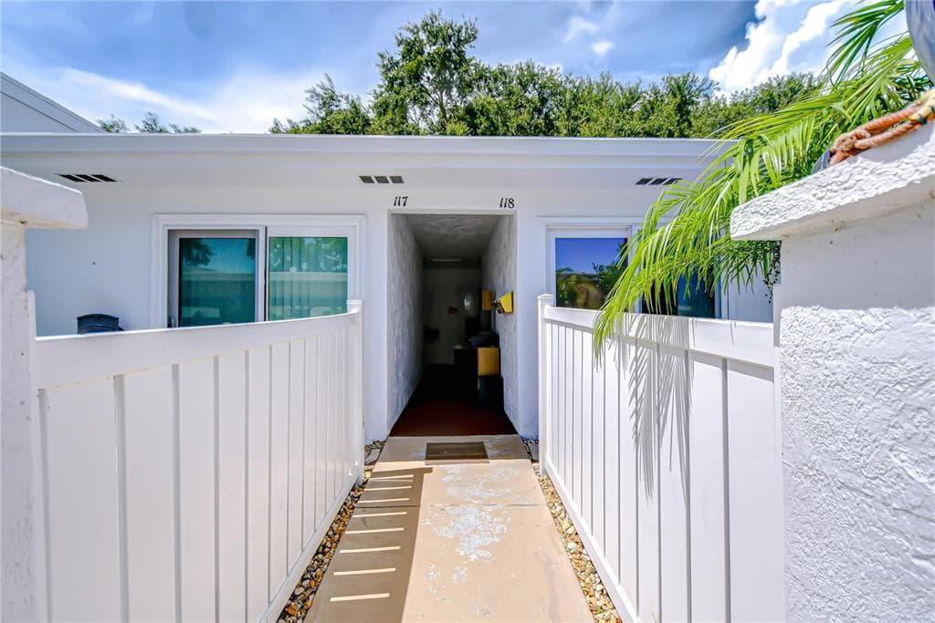 1655 S HIGHLAND AVENUE UNIT B118 CLEARWATER, FL 33756
