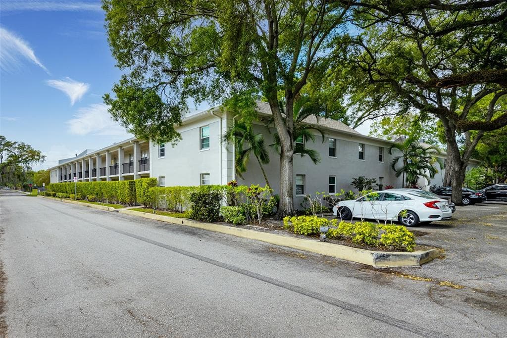 5221 BAYSHORE BOULEVARD UNIT 42 TAMPA, FL 33611