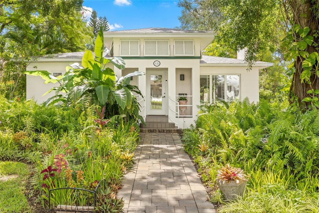 135 ARANDA STREET NE ST PETERSBURG, FL 33704