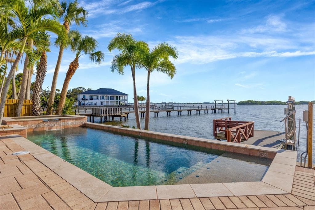 8400 35TH AVENUE N ST PETERSBURG, FL 33710