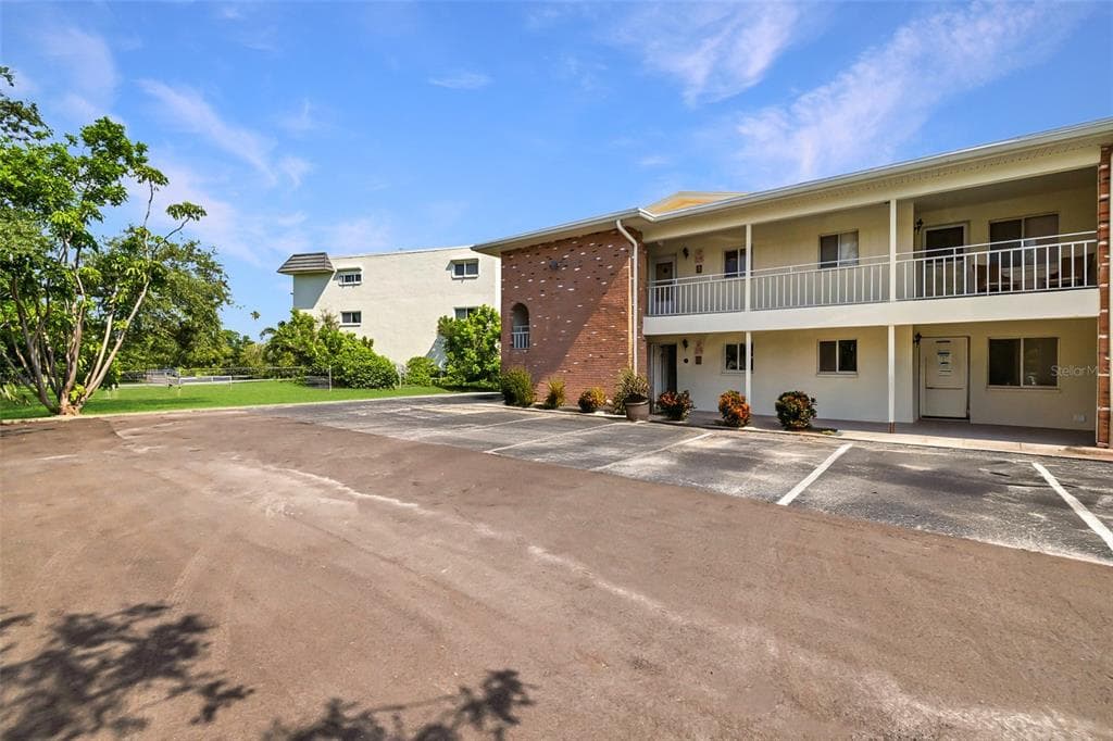 4480 OVERLOOK DRIVE NE UNIT 20 ST PETERSBURG, FL 33703