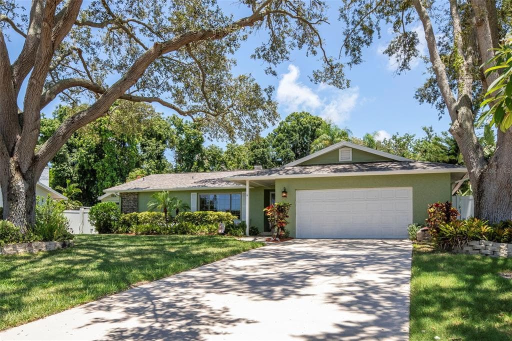 8135 BAYSHORE DRIVE SEMINOLE, FL 33776