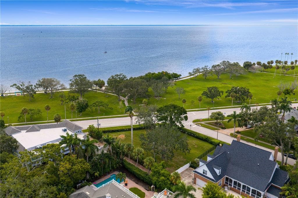 1500 N SHORE DRIVE NE ST PETERSBURG, FL 33704