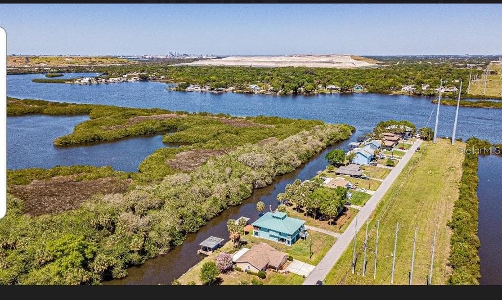 BAY DR GIBSONTON, FL 33534