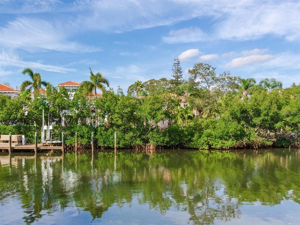 5001 S SHORE CREST CIRCLE TAMPA, FL 33609
