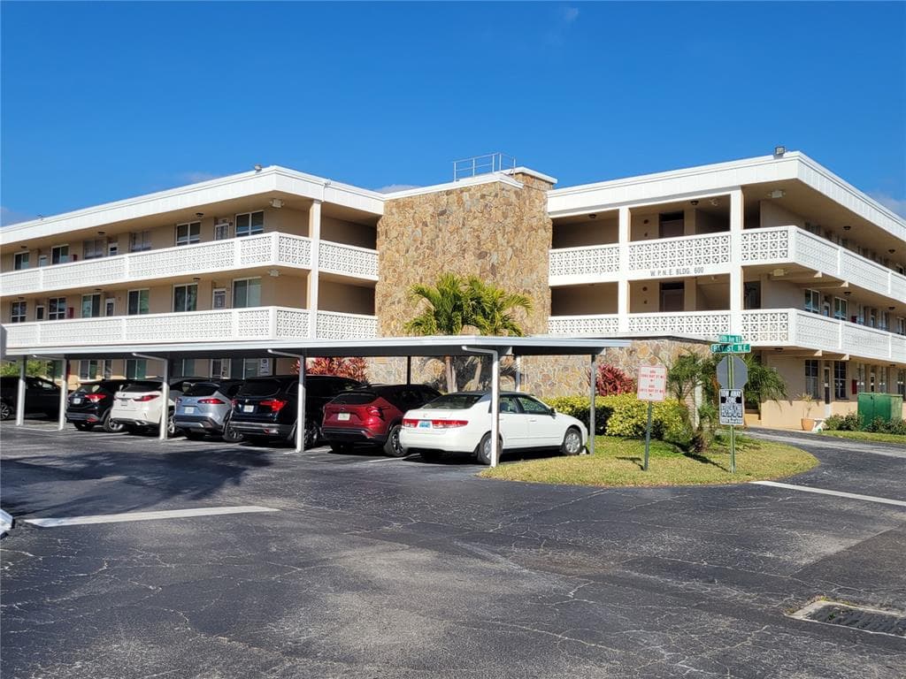 4915 BAY STREET NE UNIT 122