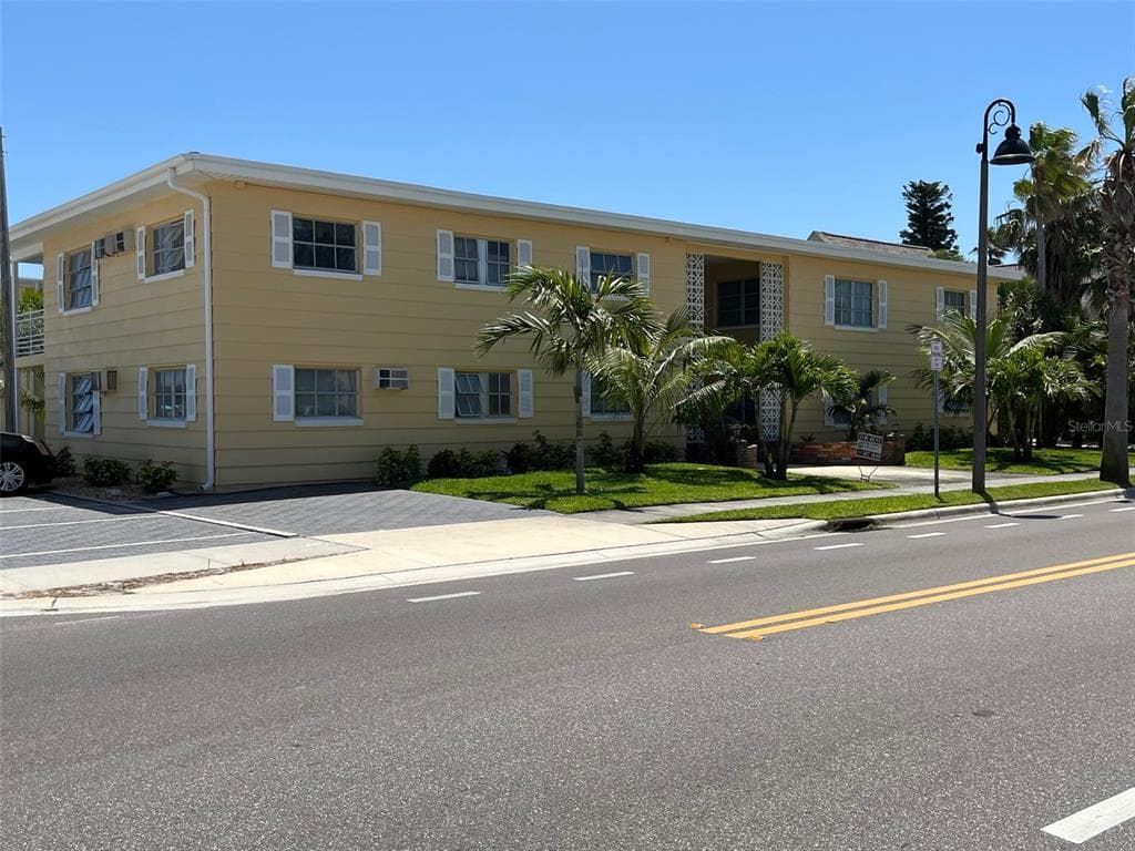 1605 PASS A GRILLE WAY UNIT 8 ST PETE BEACH, FL 33706