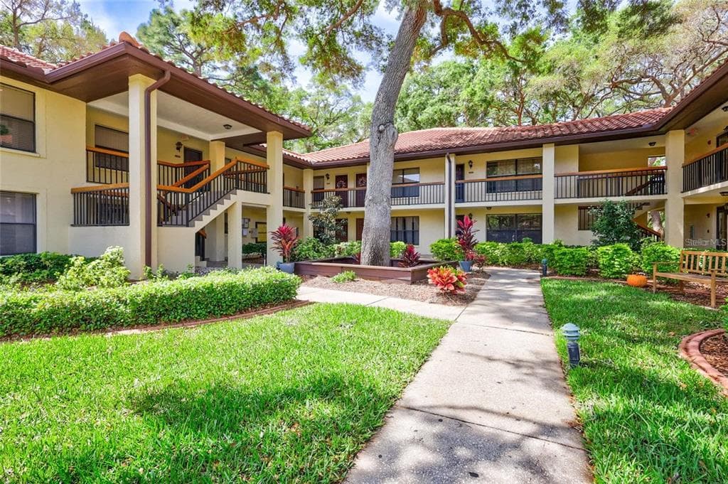 1003 HAMMOCK PINE BOULEVARD UNIT 1003 CLEARWATER, FL 33761