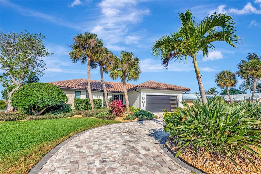2001 MASSACHUSETTS AVENUE NE ST PETERSBURG, FL 33703